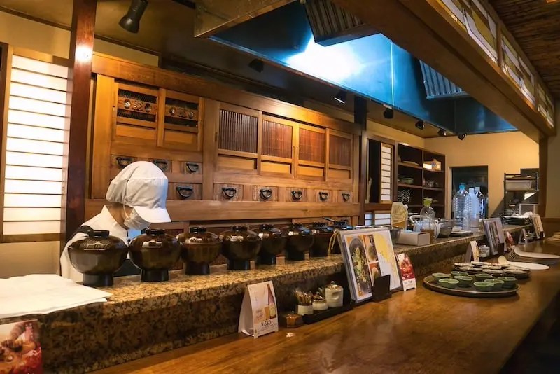 Wisata Kuliner Wakayama: Tambahan Destinasi Seru dari Bandara Internasional Kansai 8 A woman working at Guan Honten in Wakayama City works to prepare Shojin Ryori as part of a culinary experience offered to tourists.