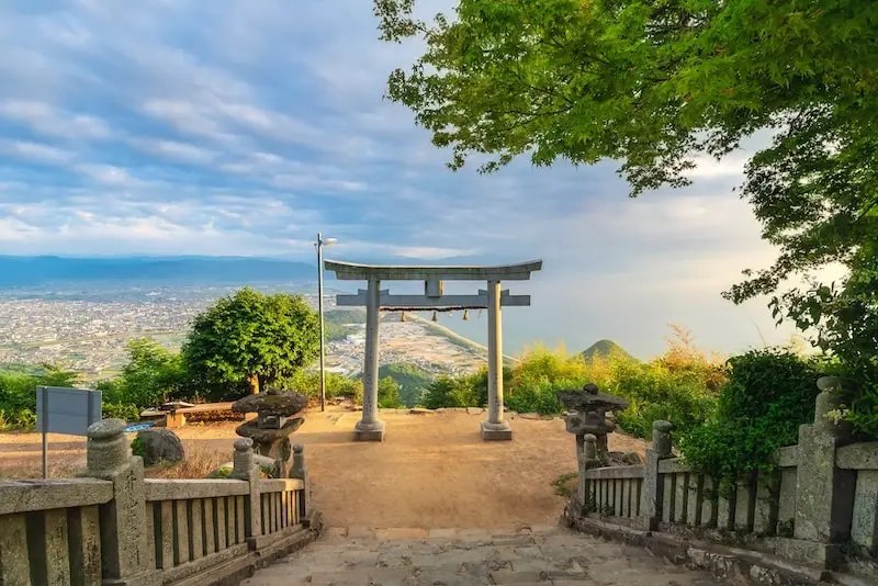 Kuil Takaya di Kagawa: Panorama Memukau Laut Pedalaman Seto 7 Takayajinja Shrine is most famous for its so-called “Torii in the Sky” which looks out over the Seto Inland Sea. Especially during winter and spring when the air is clear, the views from the top are breathtaking.