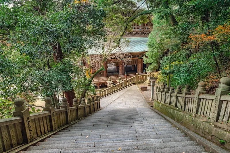 Kuil Takaya di Kagawa: Panorama Memukau Laut Pedalaman Seto 11 Kotohiragu shrine is absolutely breathtaking and looks like it belongs in a painting. That said, the stone stairs that one has to ascend to go see it are indeed quite the challenge.