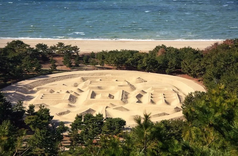Kuil Takaya di Kagawa: Panorama Memukau Laut Pedalaman Seto 10 In addition to Takaya Shrine, the Zenigata Sand Coin is one of the highlights of Kanonji City so don’t miss it when exploring this part of Japan.