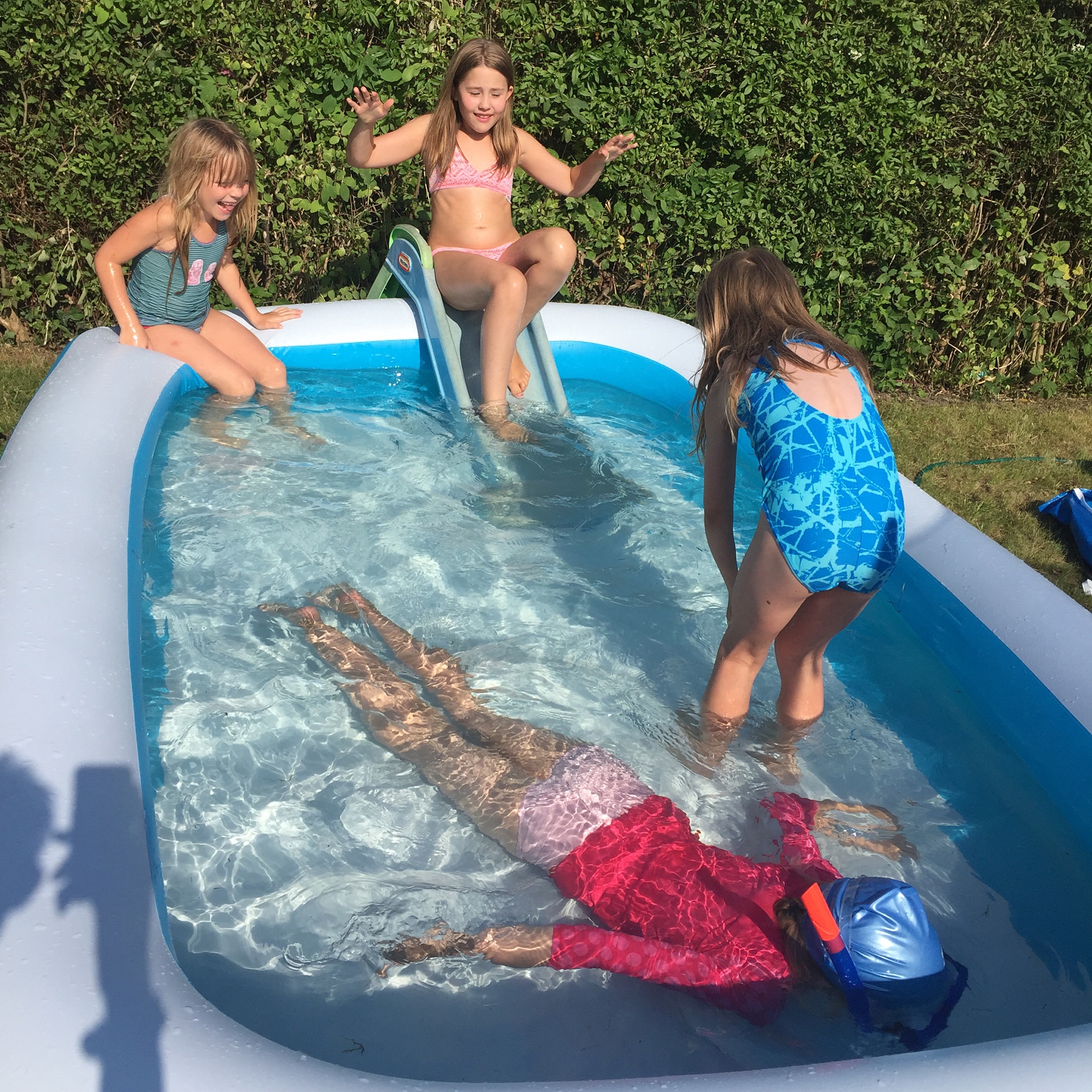 Venindeaftale i badebassinet