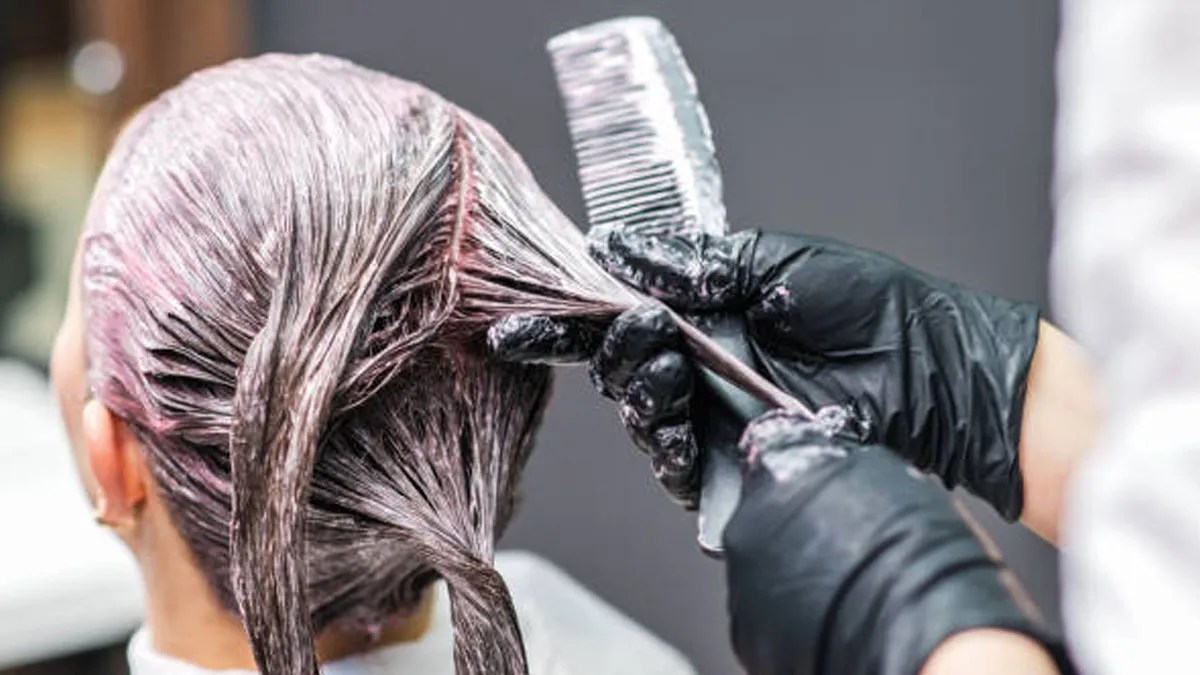 Hair Coloring Tips : बालों को कलर करवाने के बाद यह गलती न करें, रंग हो जाएगा फीका