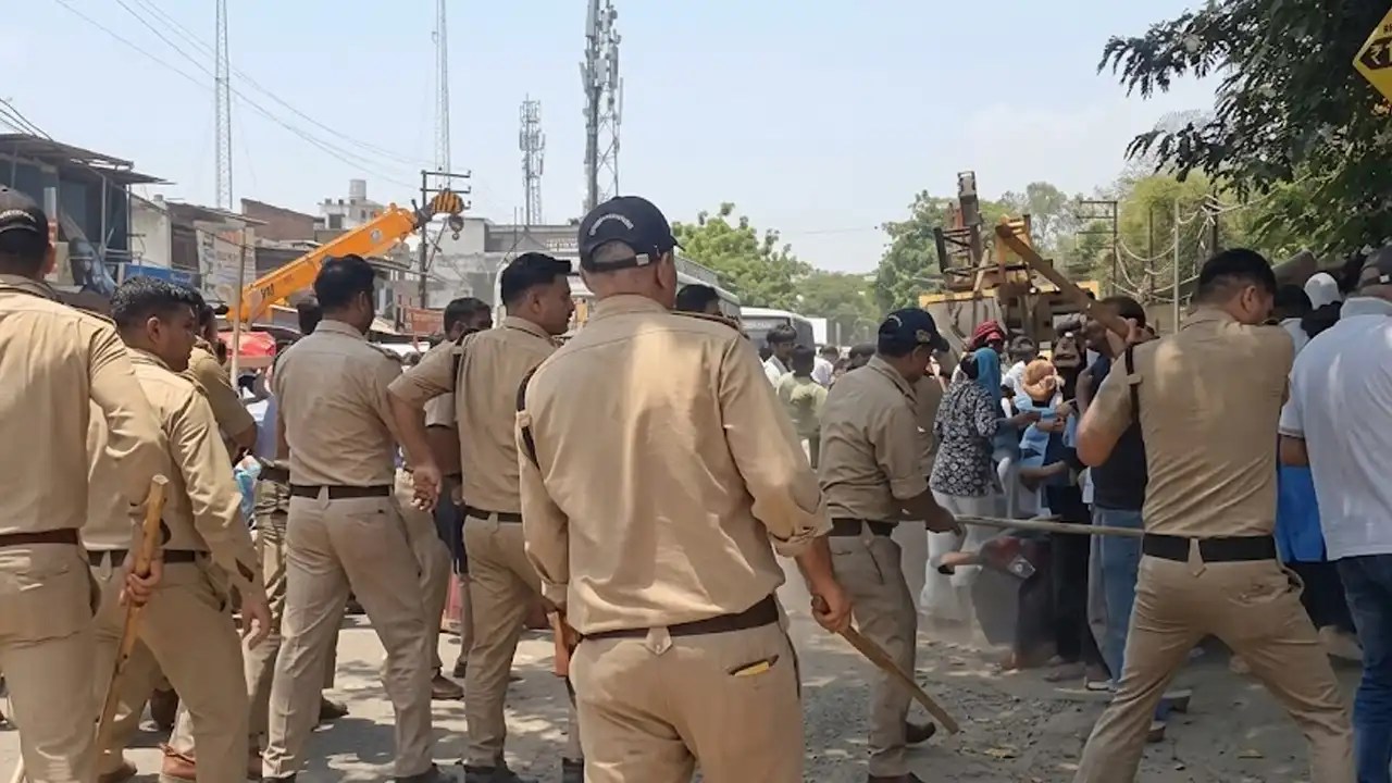 Selaqui Factory Protest : देहरादून के सेलाकुई में मजदूरों का प्रदर्शन हुआ उग्र, पुलिस पर पथराव के बाद लाठीचार्ज