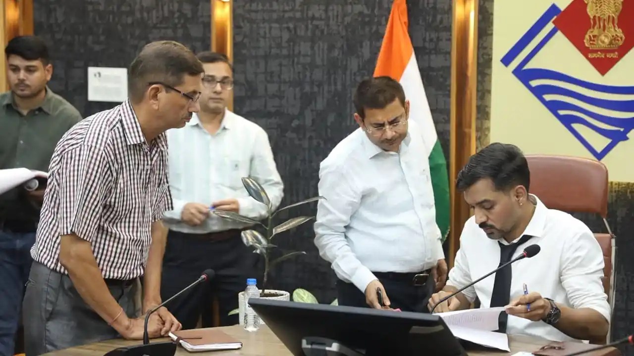 DM Ashish Chauhan के सामने पहुँचे 164 मामले, गेमिंग लत और बुजुर्गों से मारपीट पर सख्त कार्रवाई के निर्देश