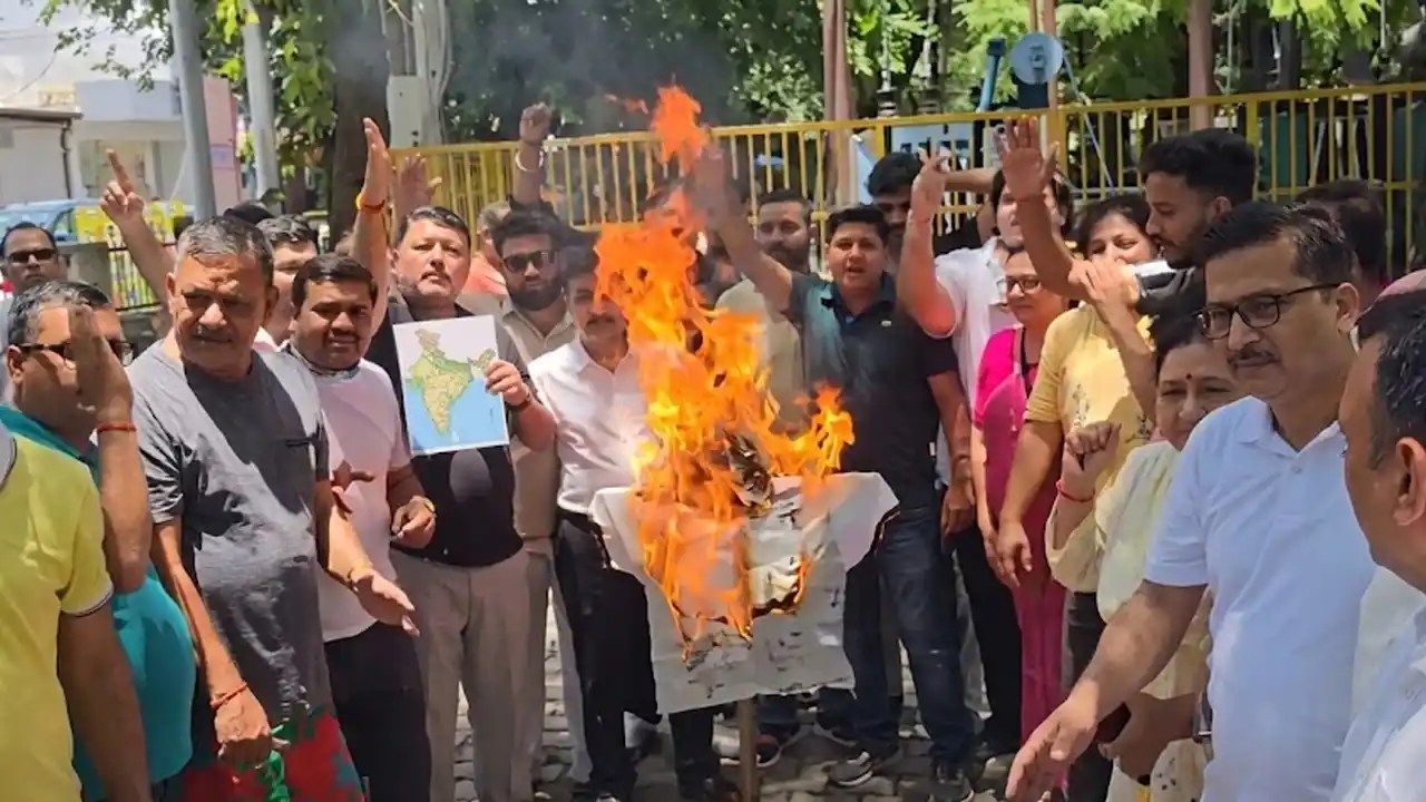NEET Paper Leak : गैरसैंण में कांग्रेस और NSUI का हल्ला बोल, शिक्षा मंत्री से की इस्तीफे की मांग