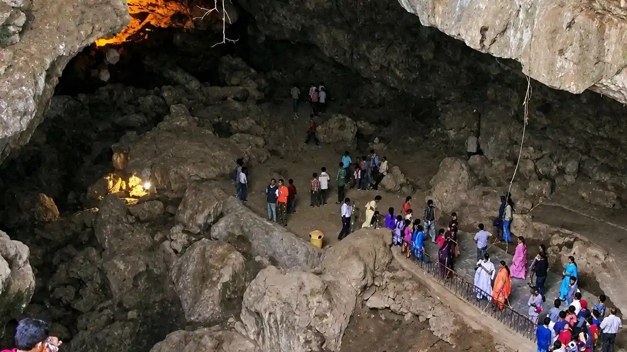 Patal Bhuvaneshwar Cave : पाताल भुवनेश्वर गुफा में मॉनसून के चलते प्रवेश बंद, ऑक्सीजन घटने की आशंका