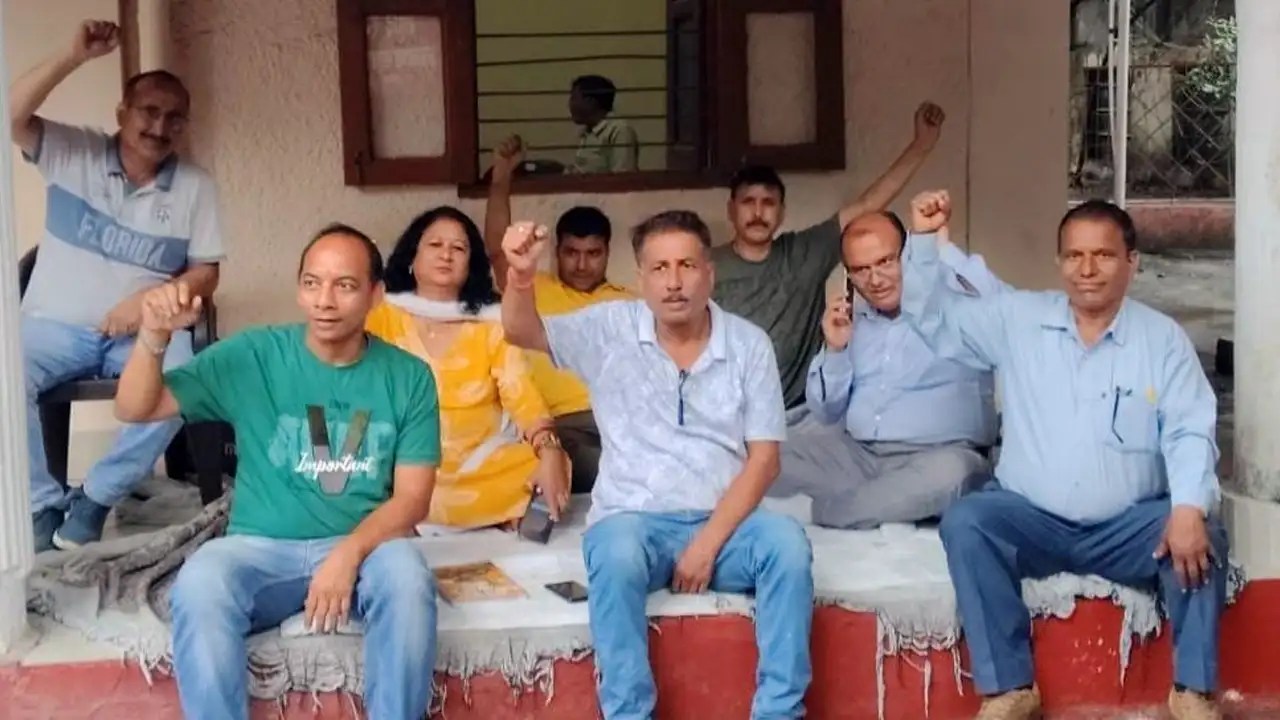 Dehradun News: नियुक्ति की मांग को लेकर अड़े आंदोलनकारी आश्रित, शहीद स्मारक पहुंचे ACM, जल्द CM Dhami से वार्ता का आश्वासन