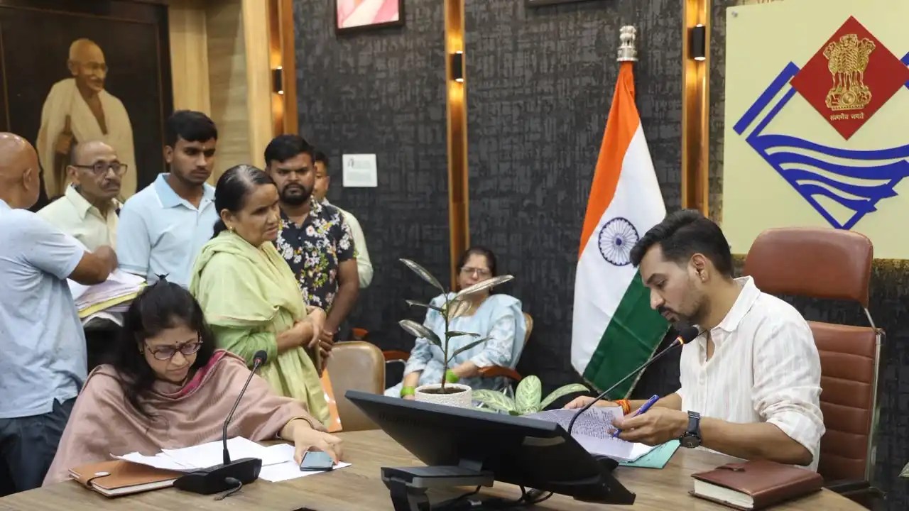 Dehradun Samadhan Divas : डीएम डॉ. आशीष चौहान ने सुनीं 109 शिकायतें, मौके पर निपटाए अधिकतर मामले