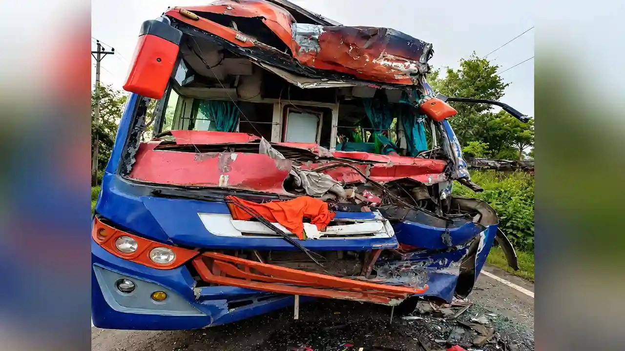 Head-on collision between Kanwariya bus and truck in Koderma, 3 pilgrims dead