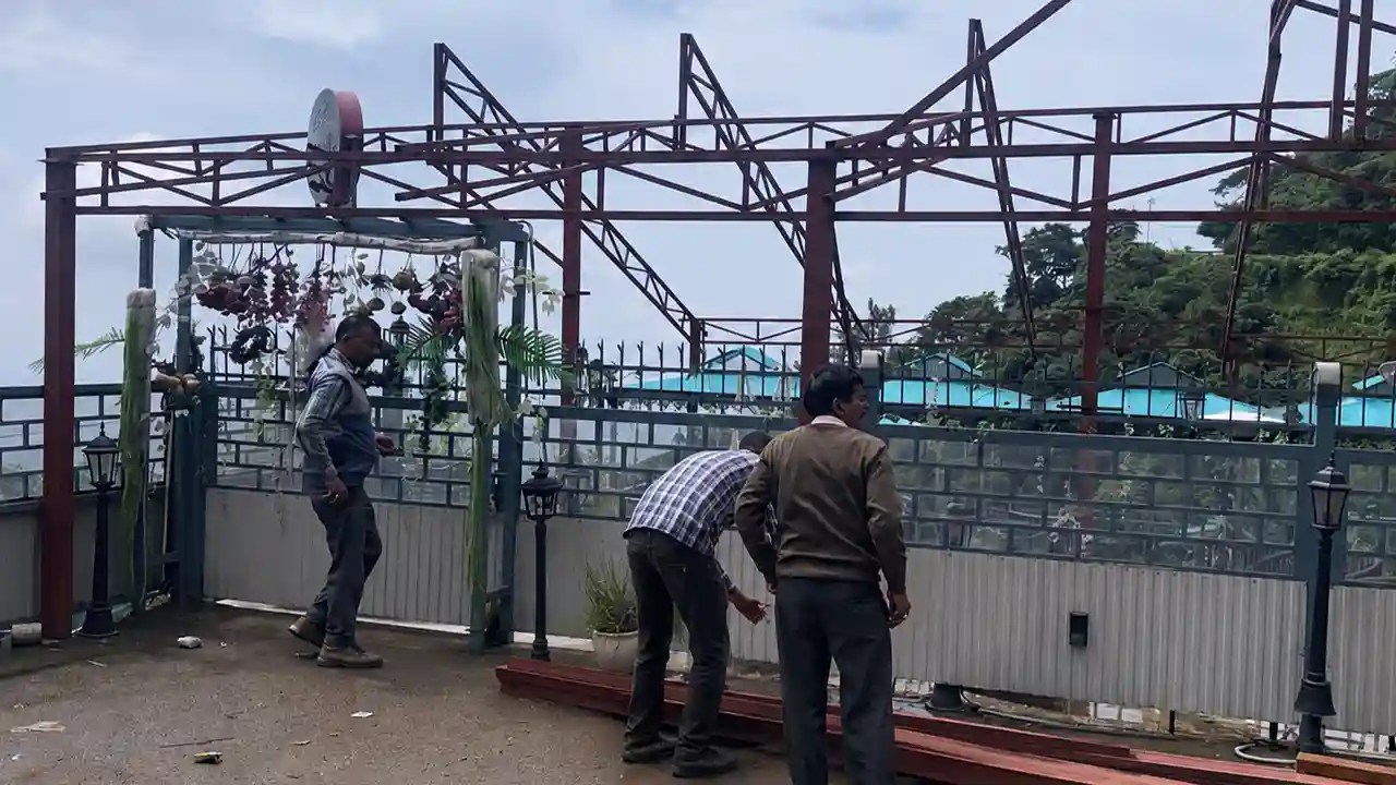 Dehradun News : बिना नक्शा पास कराए बन रहे थे प्लेटफार्म, एमडीडीए ने मौके पर जड़ा ताला
