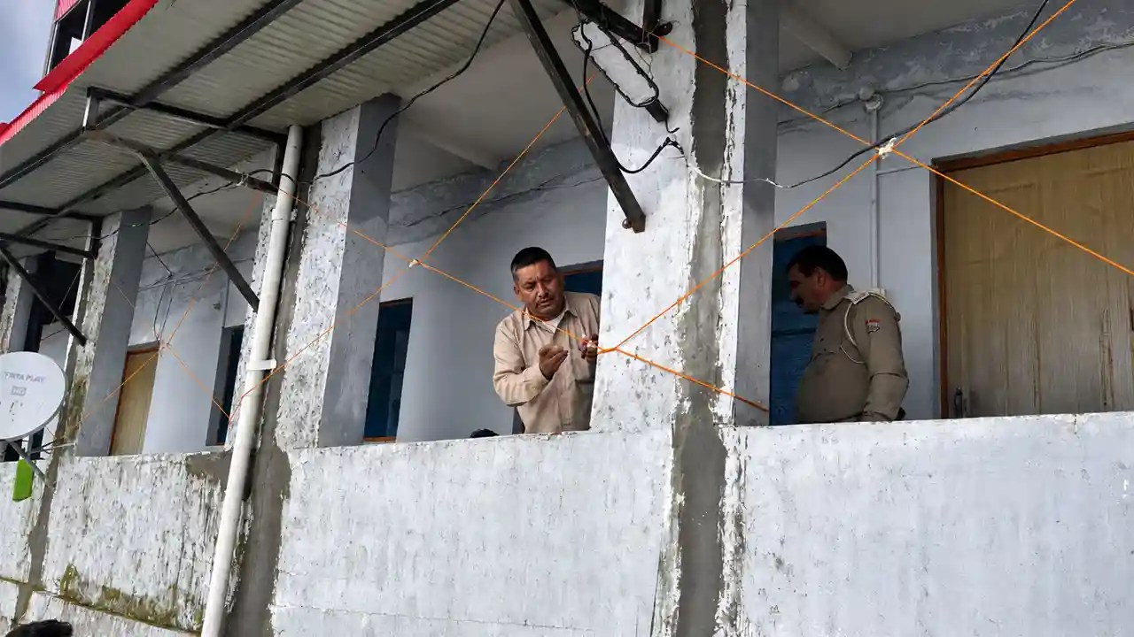 MDDA Demolition Drive : मसूरी जाने वाले रास्ते पर एमडीडीए का एक्शन, धड़ल्ले से बन रही इस बड़ी इमारत पर लगा ताला