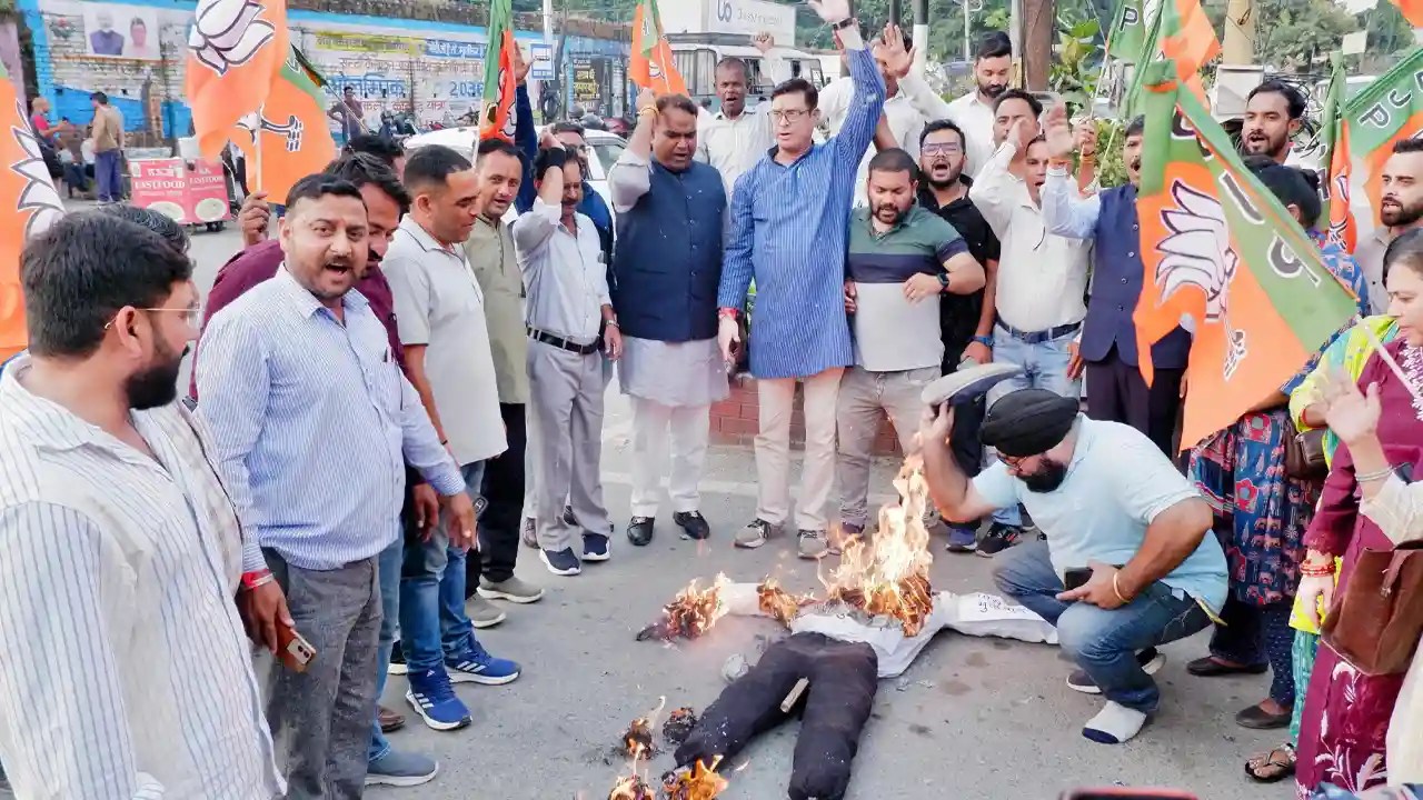 अजीत डोभाल पर राहुल गांधी के बयान से भड़की बीजेपी, उत्तराखंड भर में फूंके कांग्रेस के पुतले