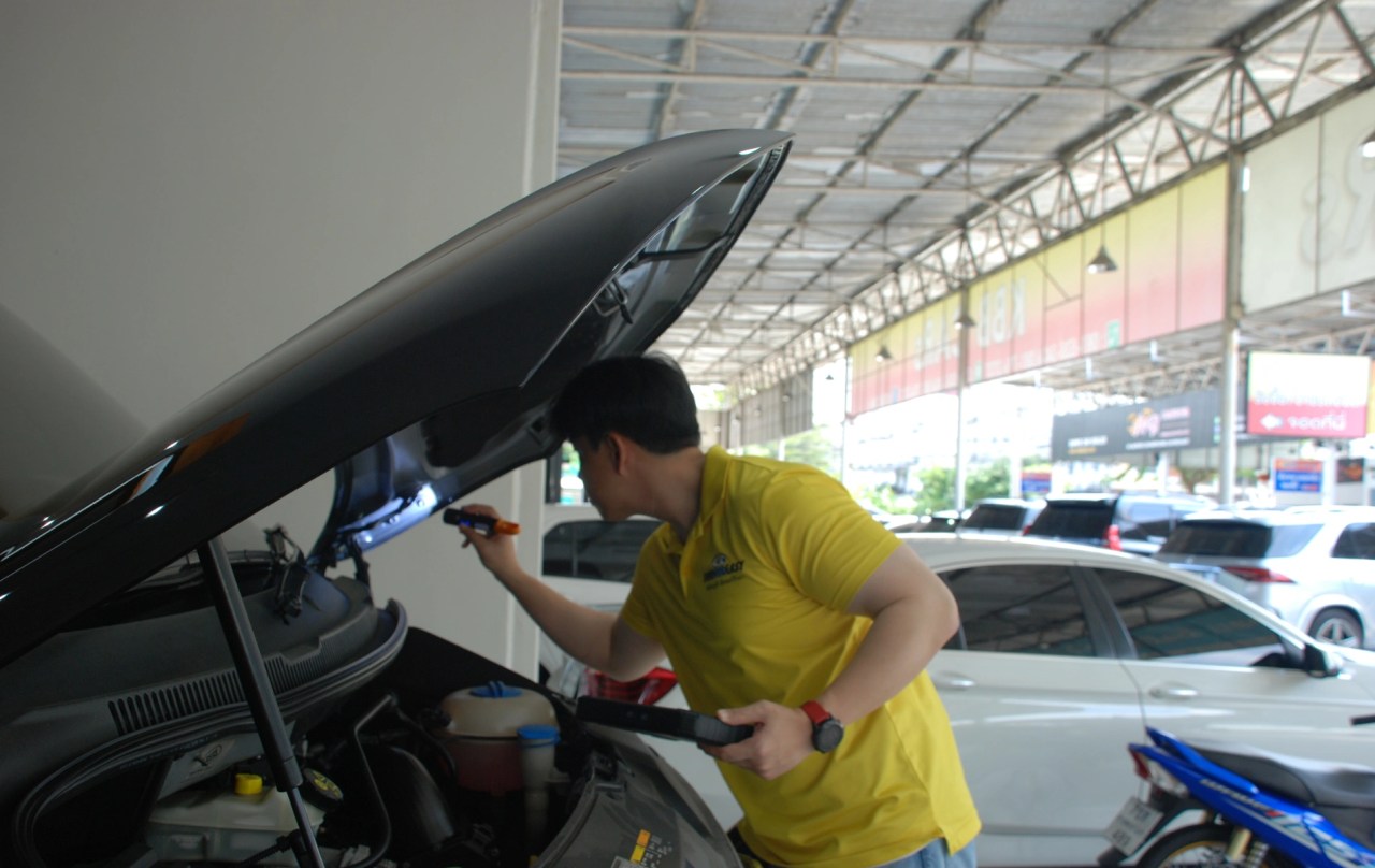 ช่างตรวจเครื่องยนต์รถมือสองก่อนตัดสินใจซื้อ