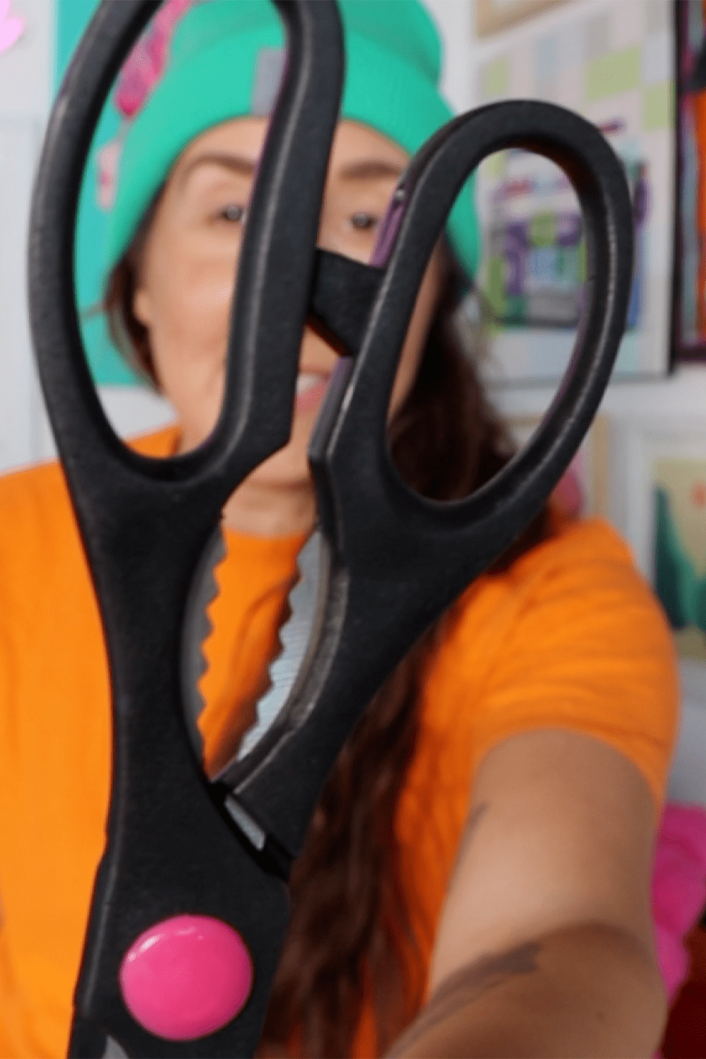 a pair of black scissors