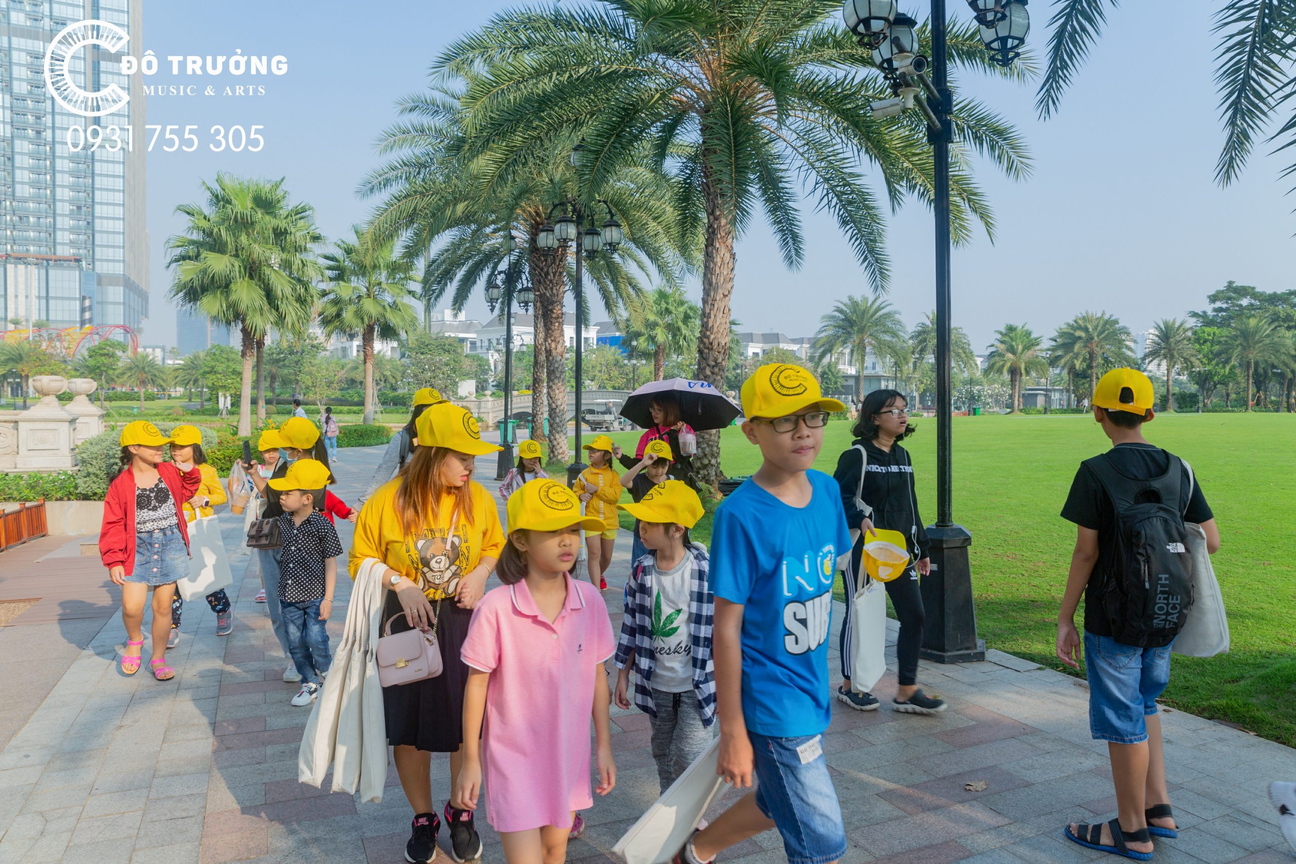 Các em nhỏ hào hứng tham quan khuôn viên trước khi bắt đầu vẽ Landmark 81 tại địa điểm thực tế