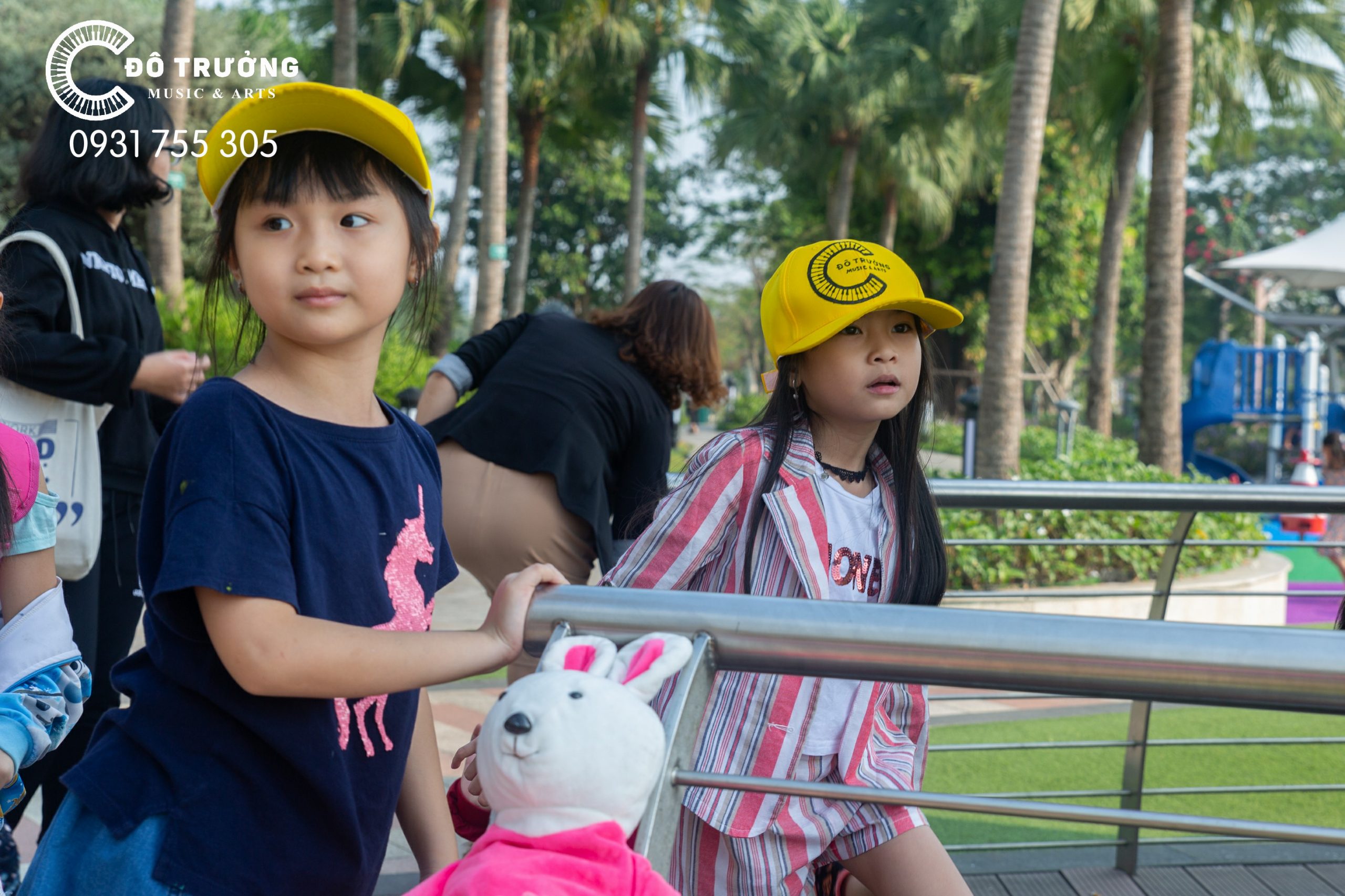 Khoảnh khắc vui chơi tự do của các em nhỏ tại công viên Central Park, tạo không khí thoải mái trước khi sáng tạo tranh vẽ Landmark 81