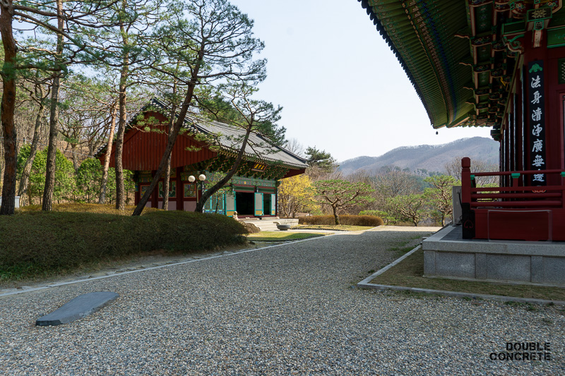 보탑사 경내의 조용하고 한적한 산책로 모습
