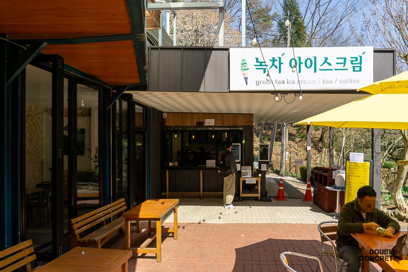 대한다원의 녹차 아이스크림을 판매하는 작은 매장