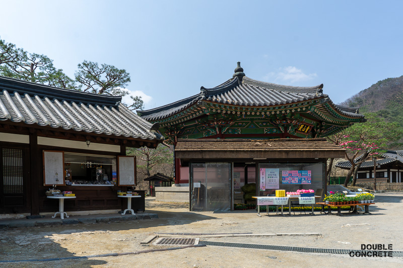 보탑사 경내에 위치한 연등 접수처와 작은 휴식 공간의 모습