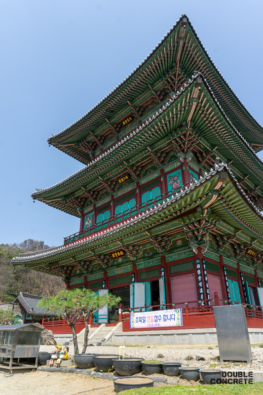 보탑사의 상징적 건물인 웅장한 삼층목탑을 측면에서 바라본 모습