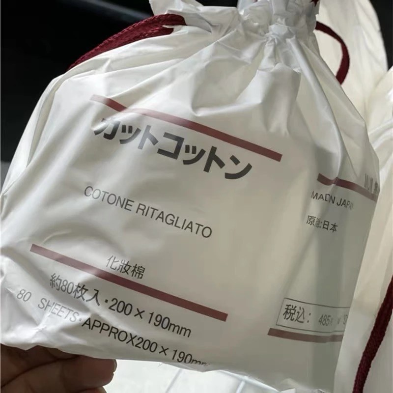 原色純棉洗臉巾，呈現自然蓬鬆且細緻柔軟的纖維質地。