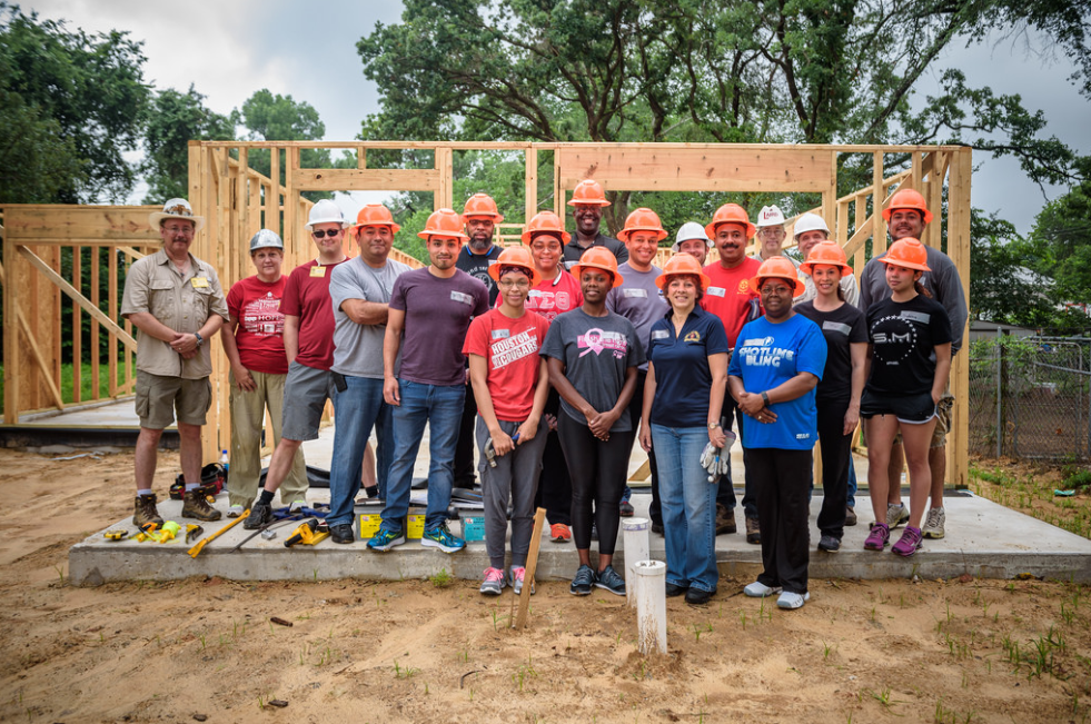 Dallas Officers Volunteer with Habitat for Humanity DPD Beat