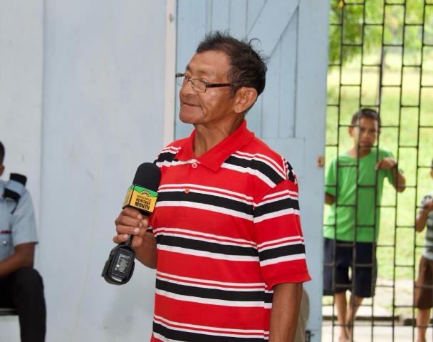 A resident of Potarinau raises an issue during the community meeting