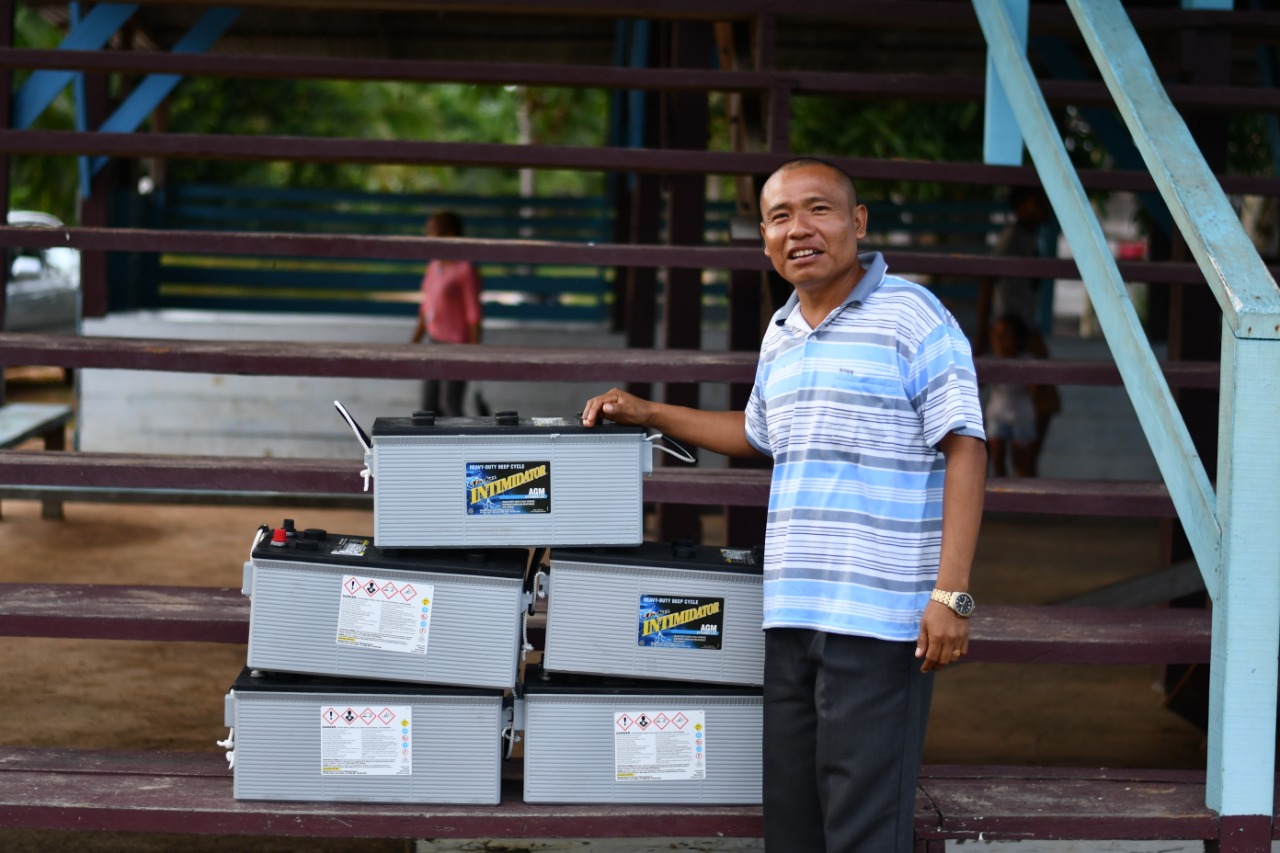 Headteacher of Lake Tapakuma Primary School, Haslyn Williams with the donated batteries