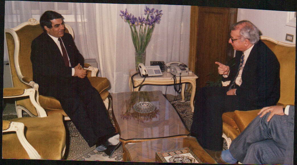 الدكتور اكرم نشات ابراهيم مع الرئيس التونسي زين العابدين