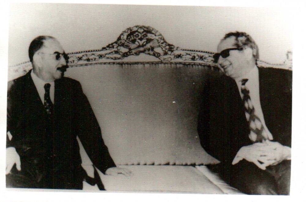 الدكتور اكرم نشات ابراهيم مع الرئيس العراقي احمد حسن البكر