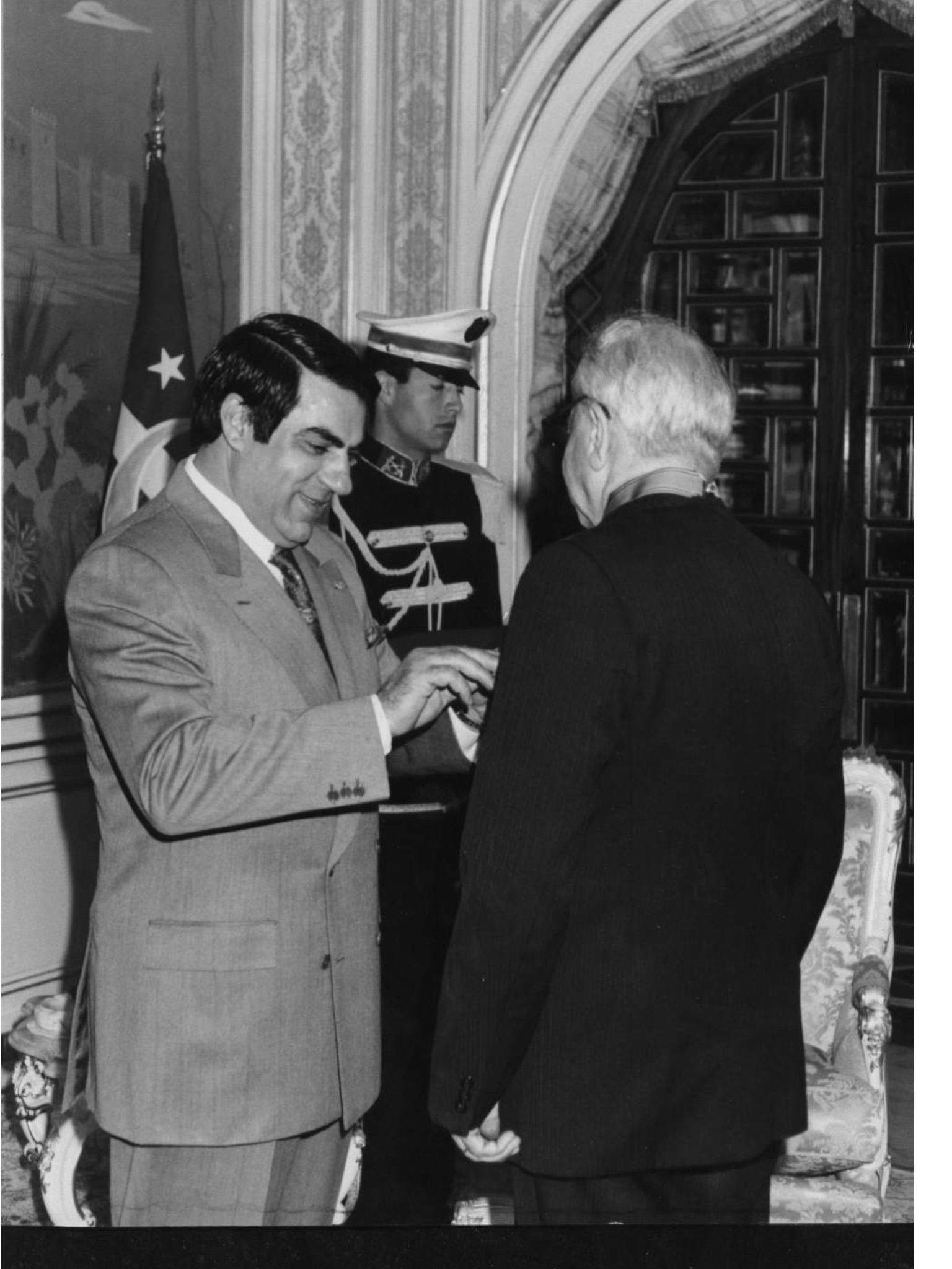 تقليد الدكتور اكرم نشات ابراهيم وسام الجمهورية من الصنف الاول من قبل الرئيس التونسي زين العابدين بن علي سنة 1992