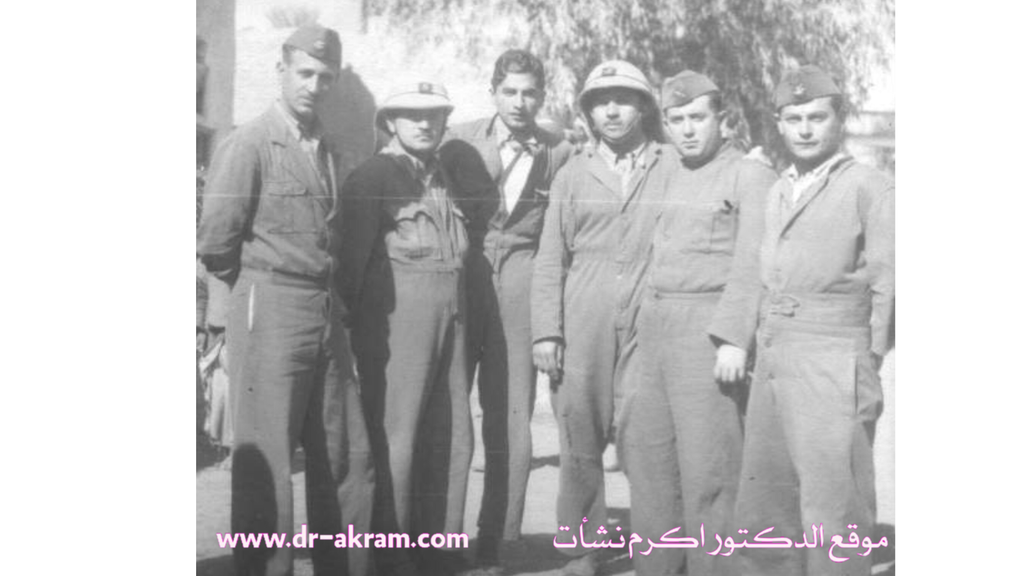 الدكتور اكرم نشات ابراهيم الثالث من اليسار وعبدالرحمن عارف الاول على اليسار في الكلية العسكرية