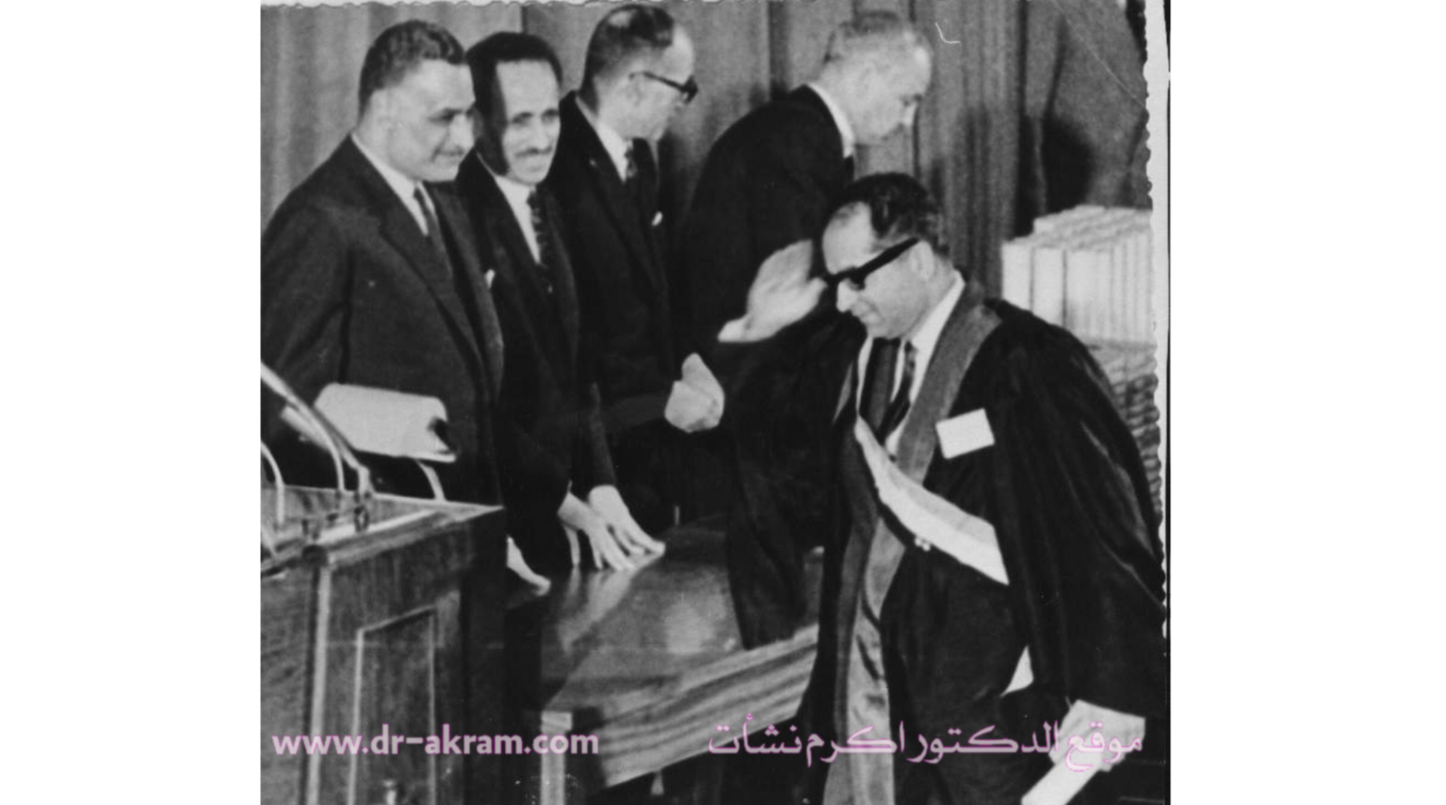 تسلم شهادة الدكتوراة من الرئيس المصري جمال عبدالناصر والرئيس العراقي عبدالرحمن عارف