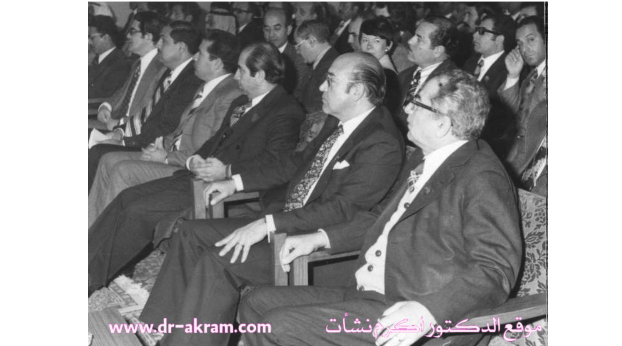 في المؤتمر التأسيسي لاتحاد الحقوقيين العرب من اليمين : الأول الدكتور اكرم نشات والثالث السيد عبدالحسين الجمالي وكيل وزارة الخارجية والخامس السيد شبيب المالكي أمين عام الاتحاد والسادس الدكتور منذر الشاوي وزير العدل