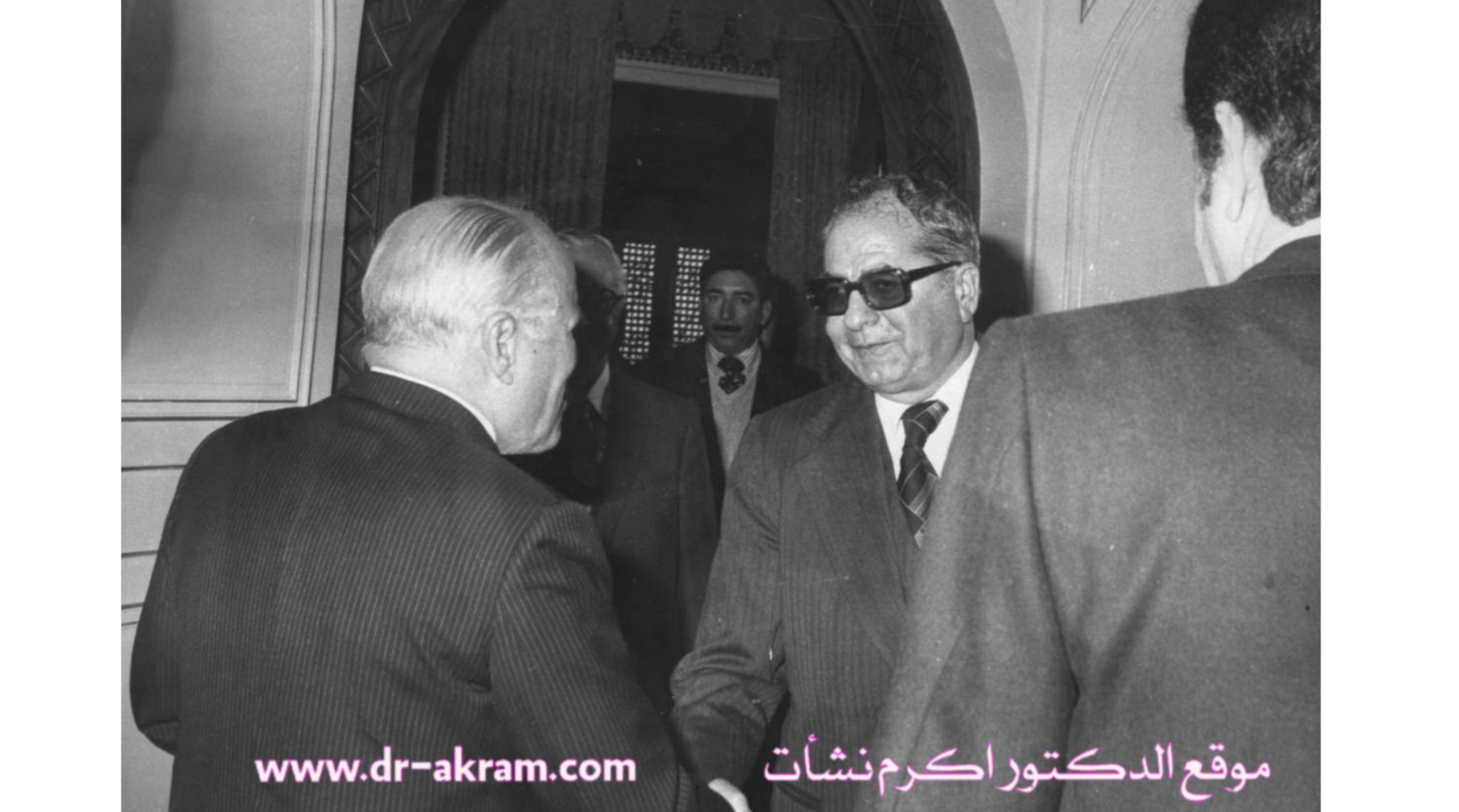 استقبال الرئيس التونسي الحبيب بورقيبة للدكتور اكرم نشات ابراهيم .تونس 1975