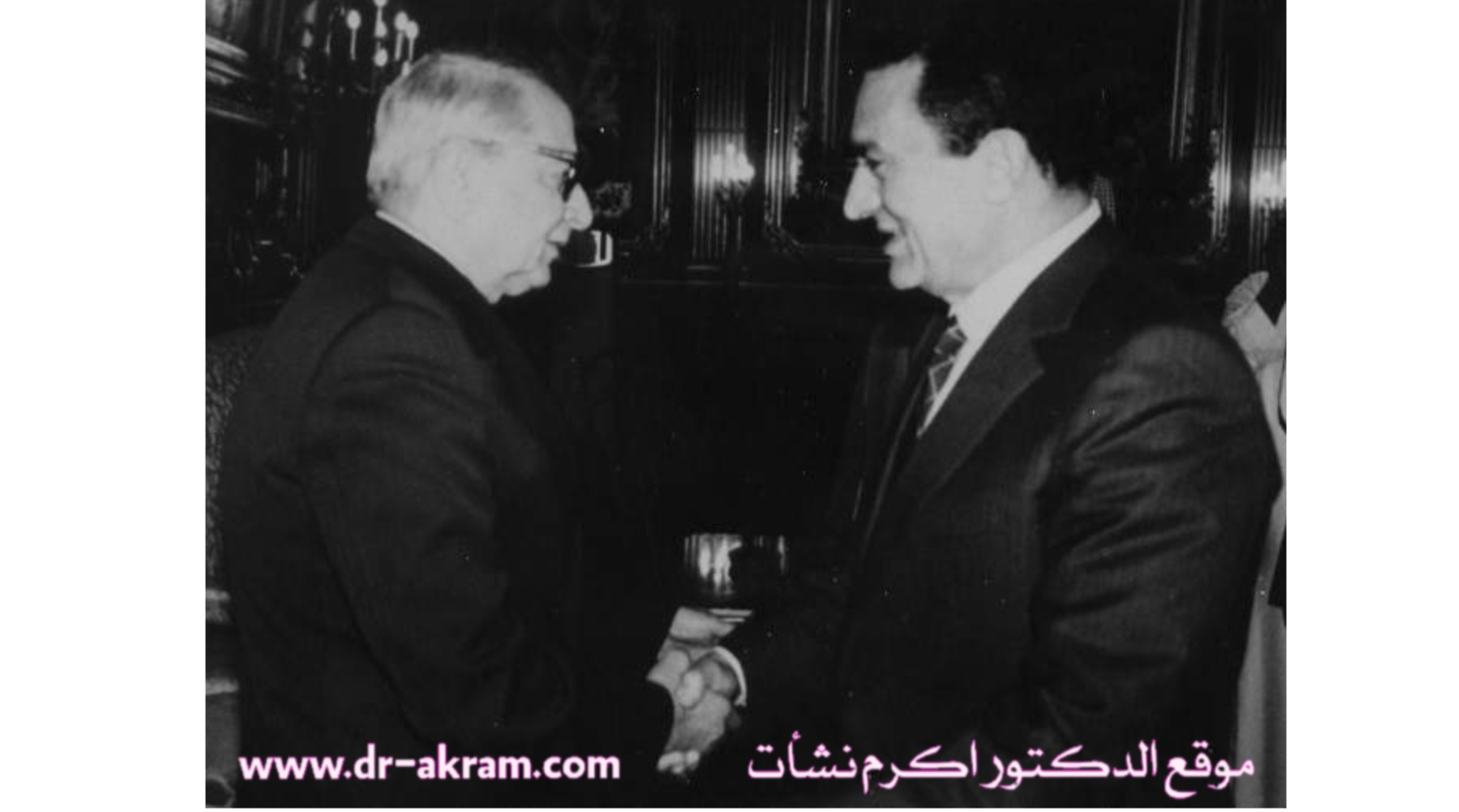 الرئيس المصري محمد حسني مبارك عند استقباله الدكتور اكرم نشات ابراهيم .1989 القاهرة