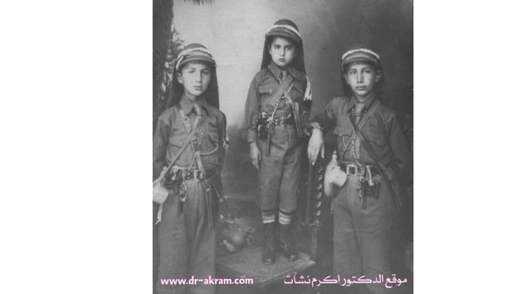 الدكتور اكرم نشات بملابس الكشافة يتوسط شقيقيه هاشم على يمينه وناظم على يساره - 1926