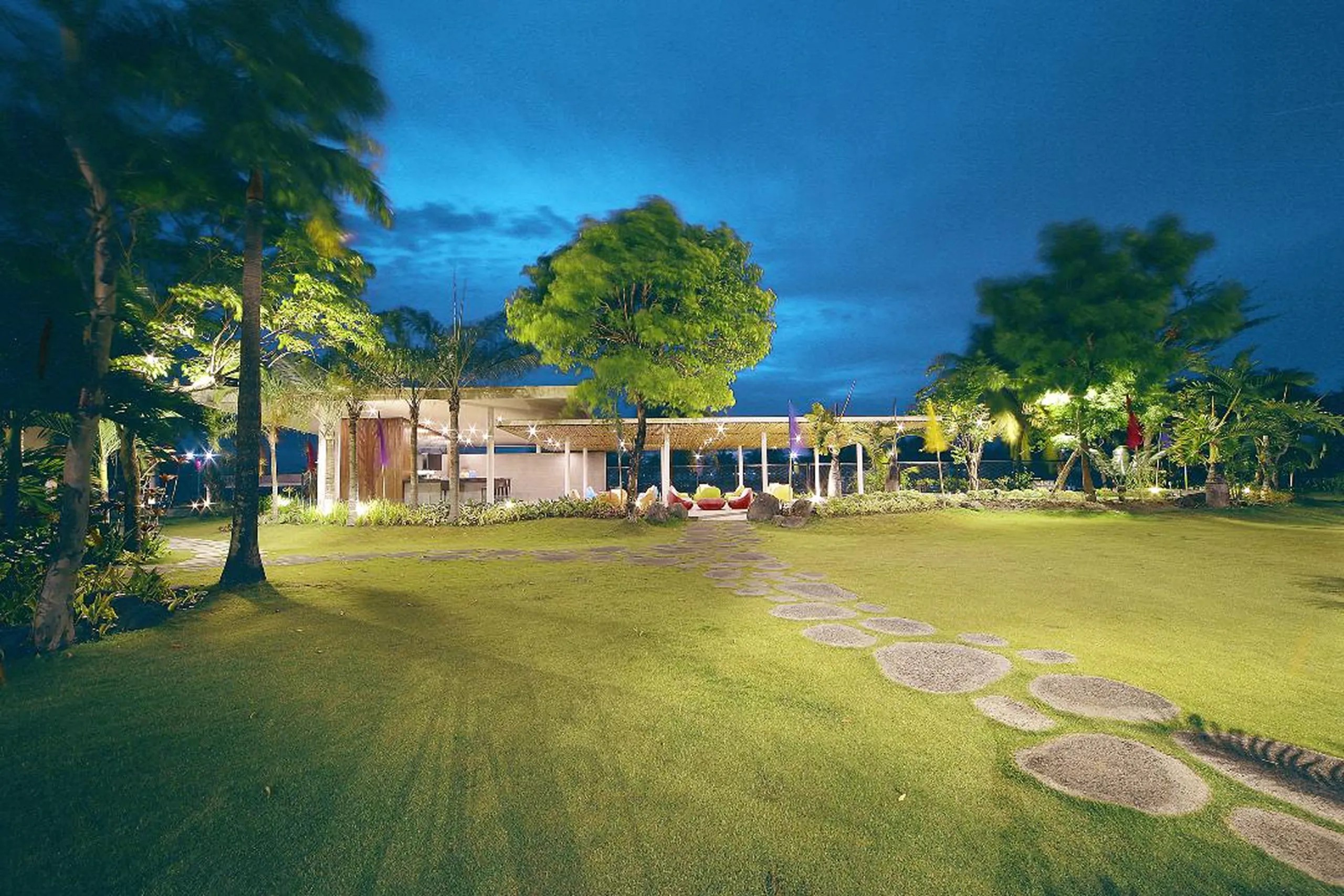 01-exterior-night