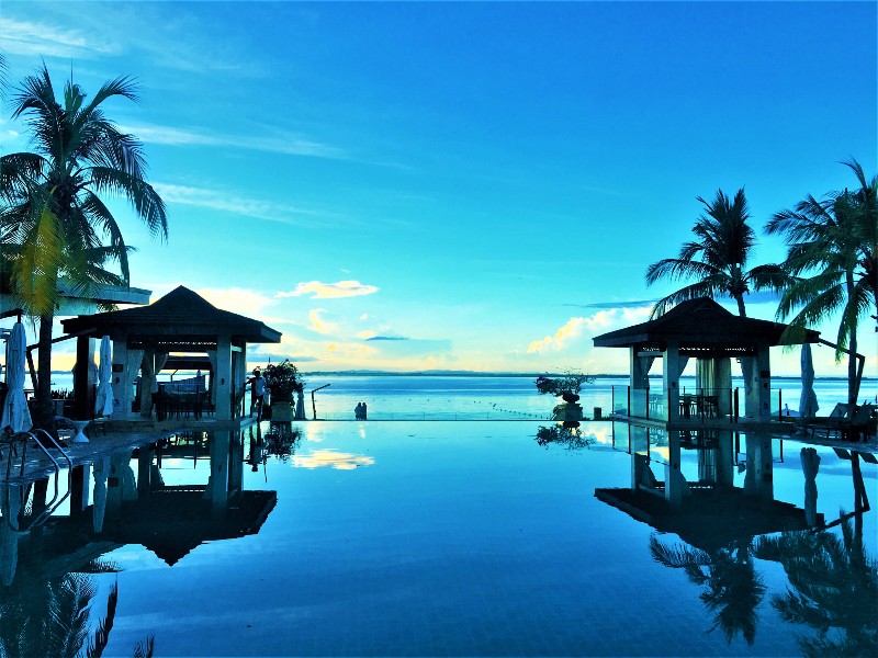 CrimsonResortInfinityPool
