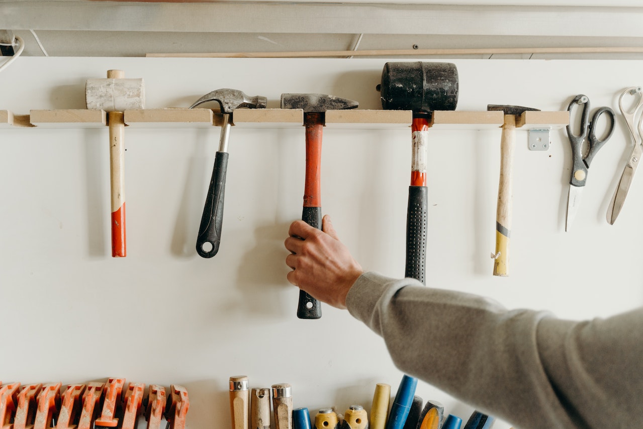 The meaning and interpretation of dreams about hammers