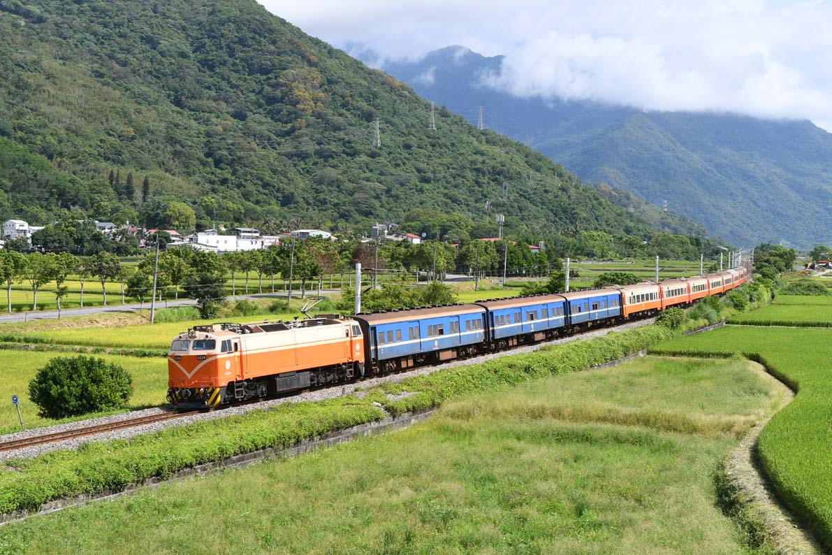 癒しの島 台湾鉄道2019年夏の旅 Part 7 CT273号機 5832次を撮る | DRFC