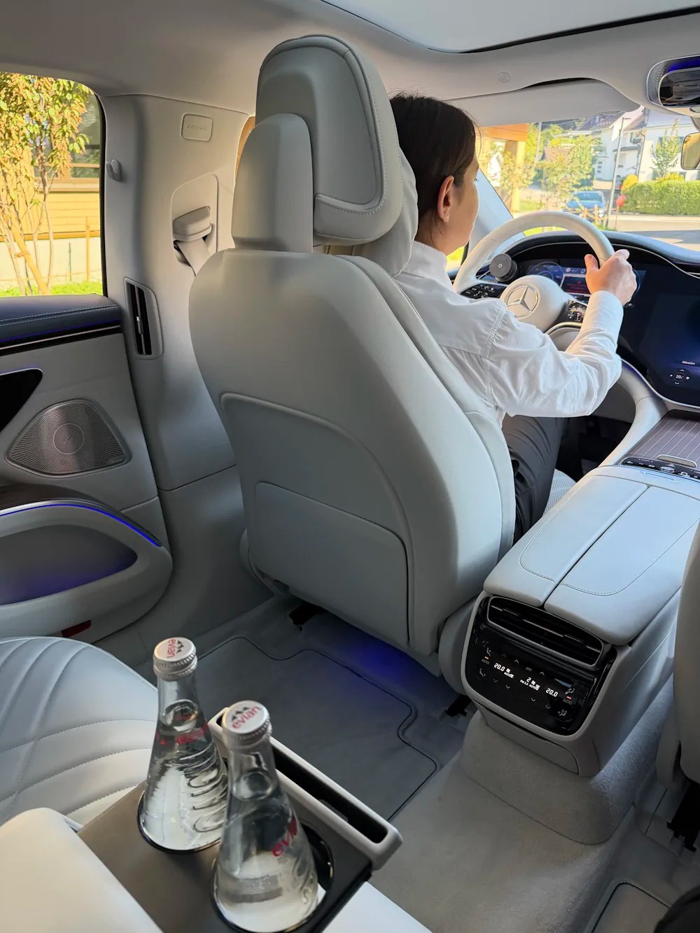 Rear seat of the Mercedes EQS with light leather, chauffeur at the wheel