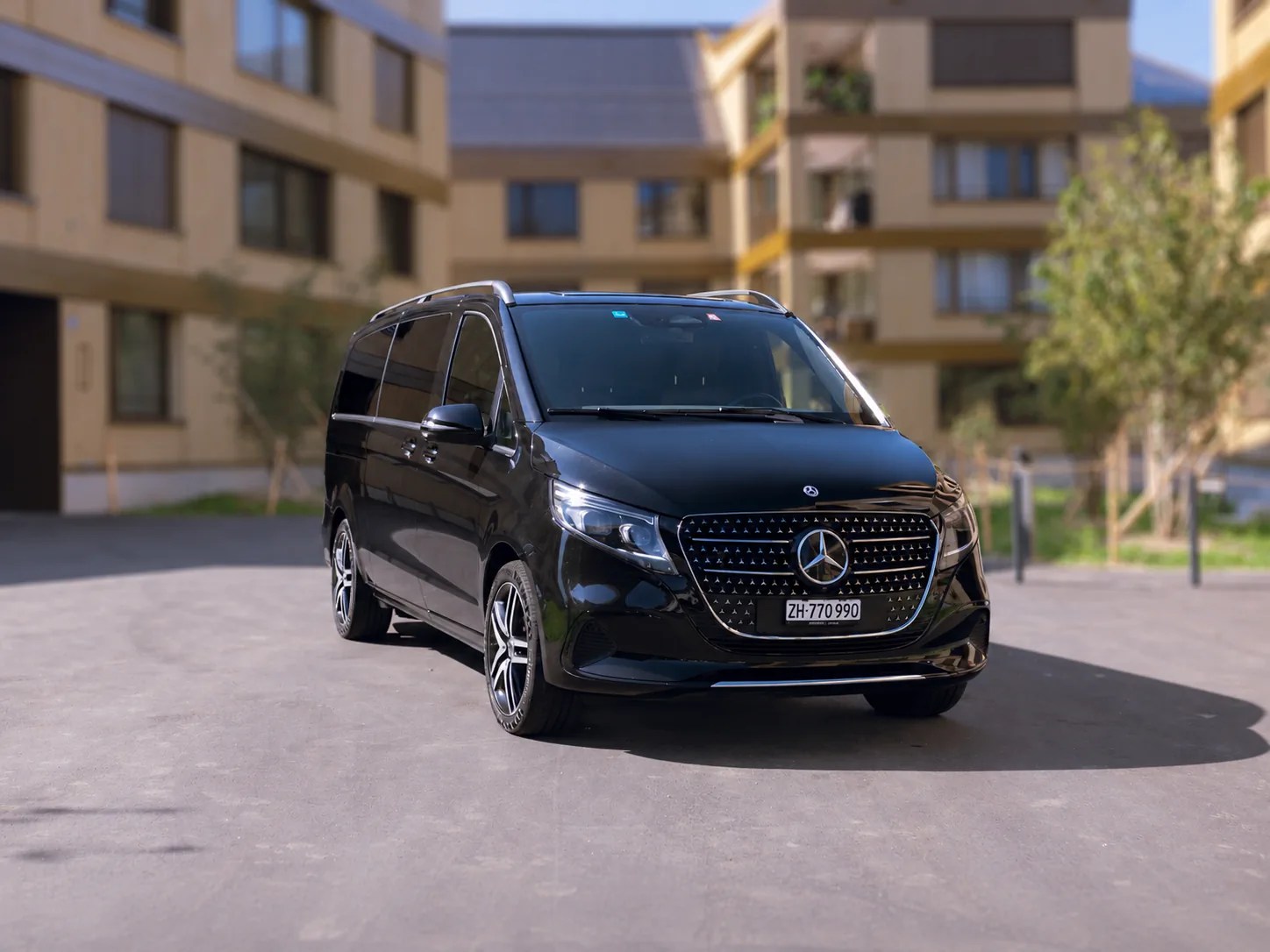 Black Mercedes V-Class with driver in Zurich, Driveguard's business van for seven passengers