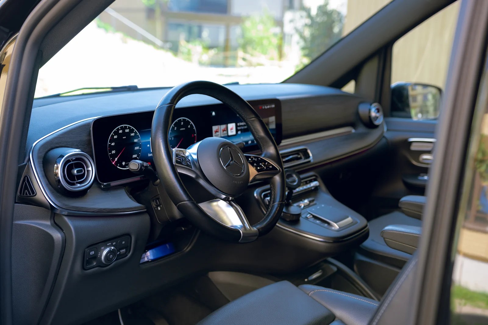 Driver's seat and cockpit of the Mercedes V-Class