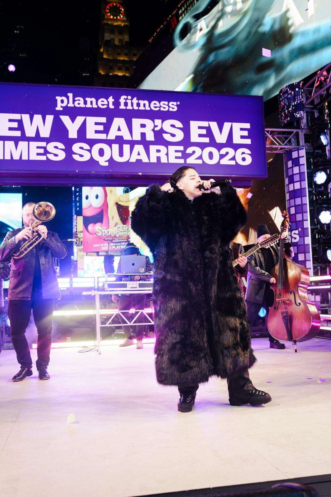 You are currently viewing XAVI RINGS IN THE NEW YEAR WITH ICONIC PERFORMANCE IN NEW YORK’S TIMES SQUARE