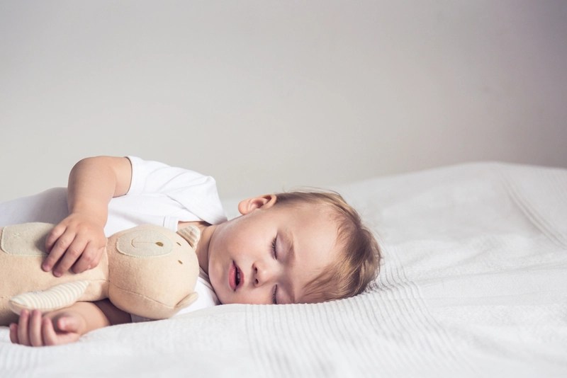 bebê dormindo com ursinho