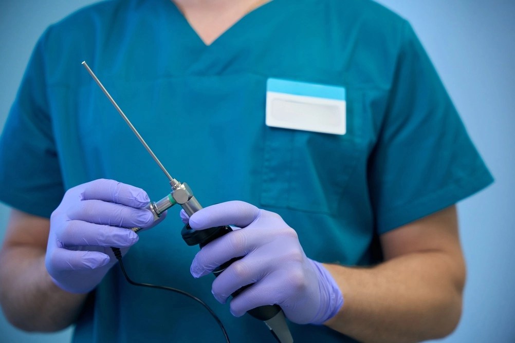 Videoendoscópio nas mãos de médico