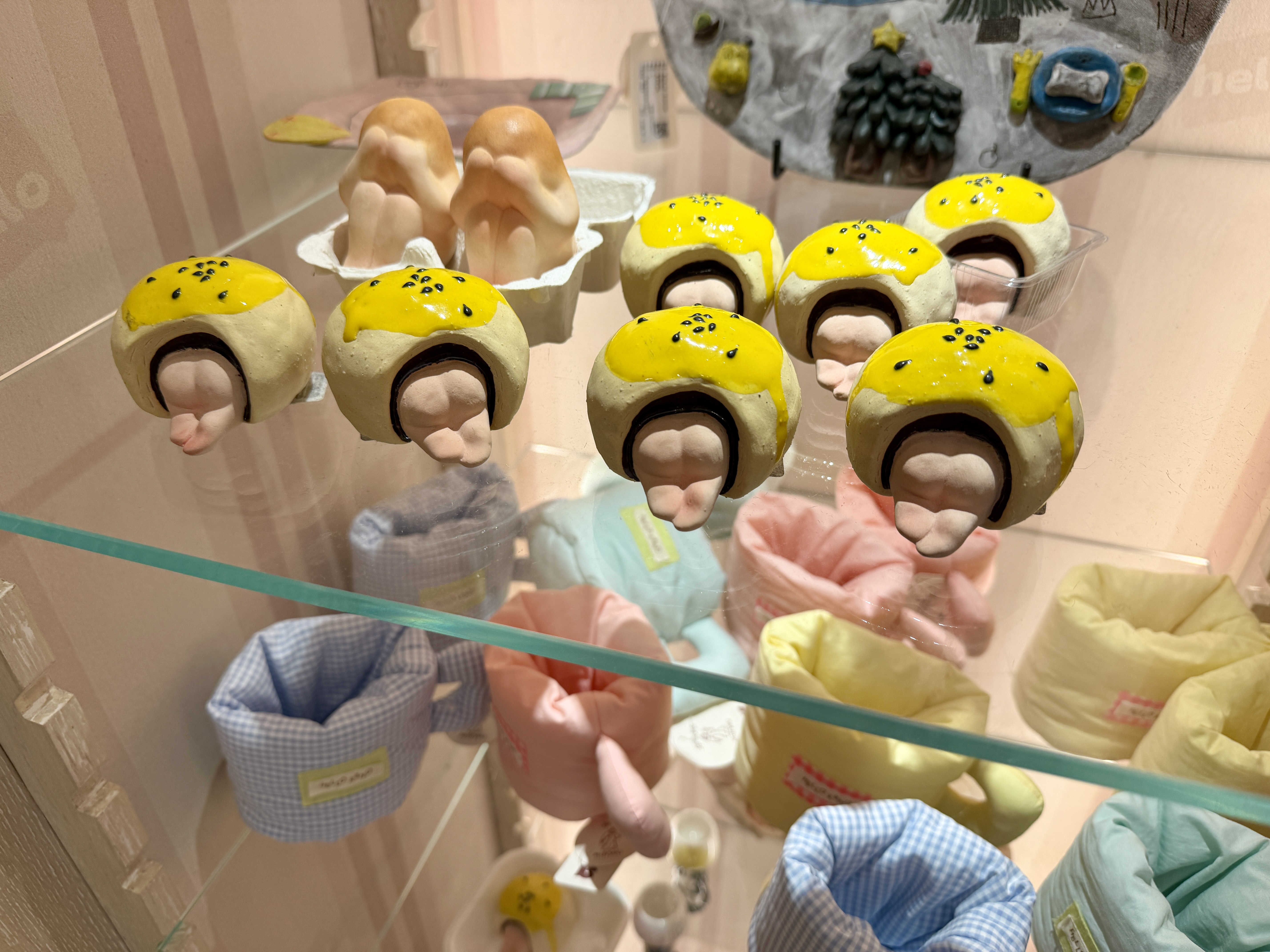 Kids crawling into buns