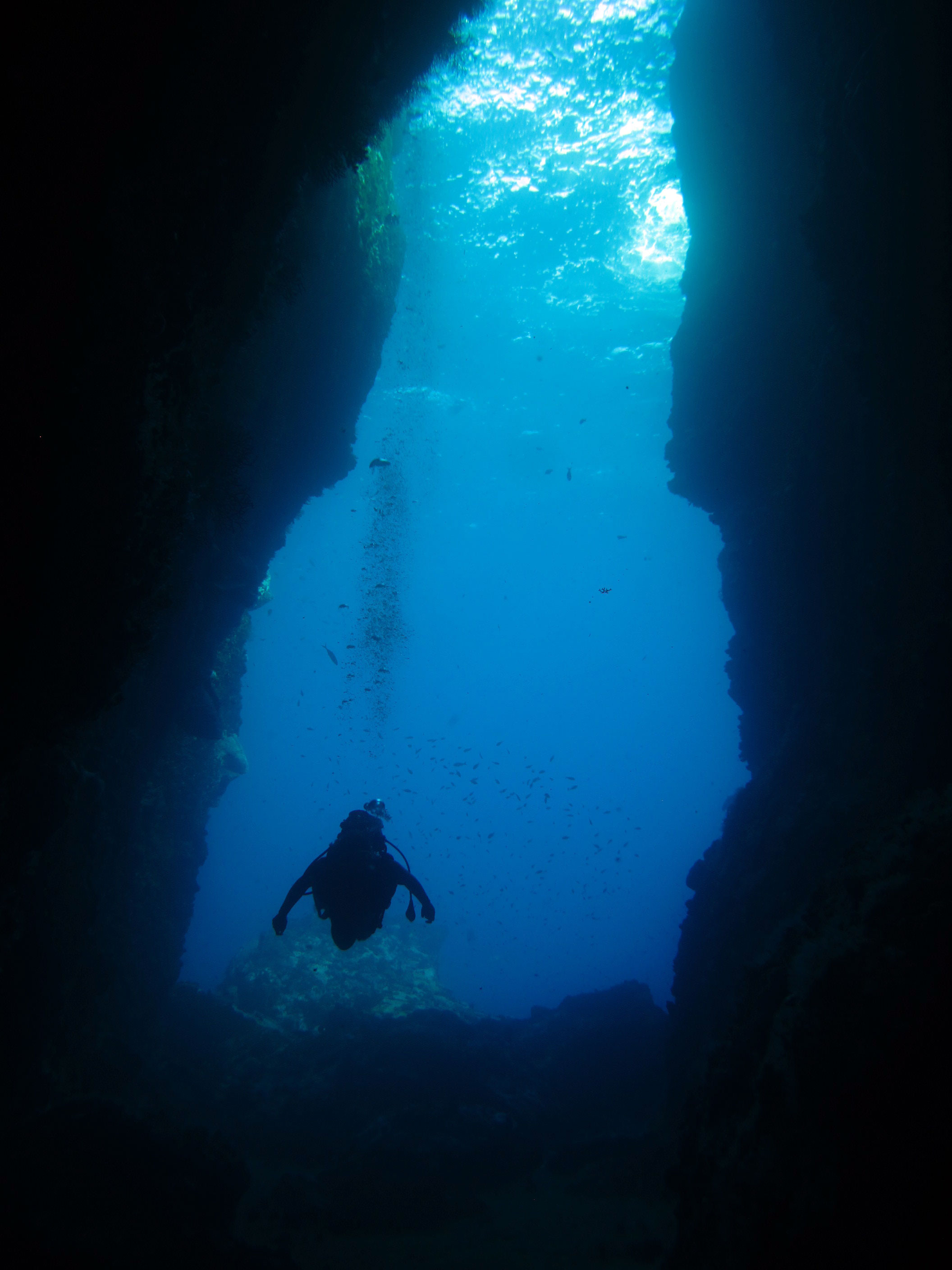 plongeur dans la faille du rocher- DSC club de plongée - club de plongée du diamant