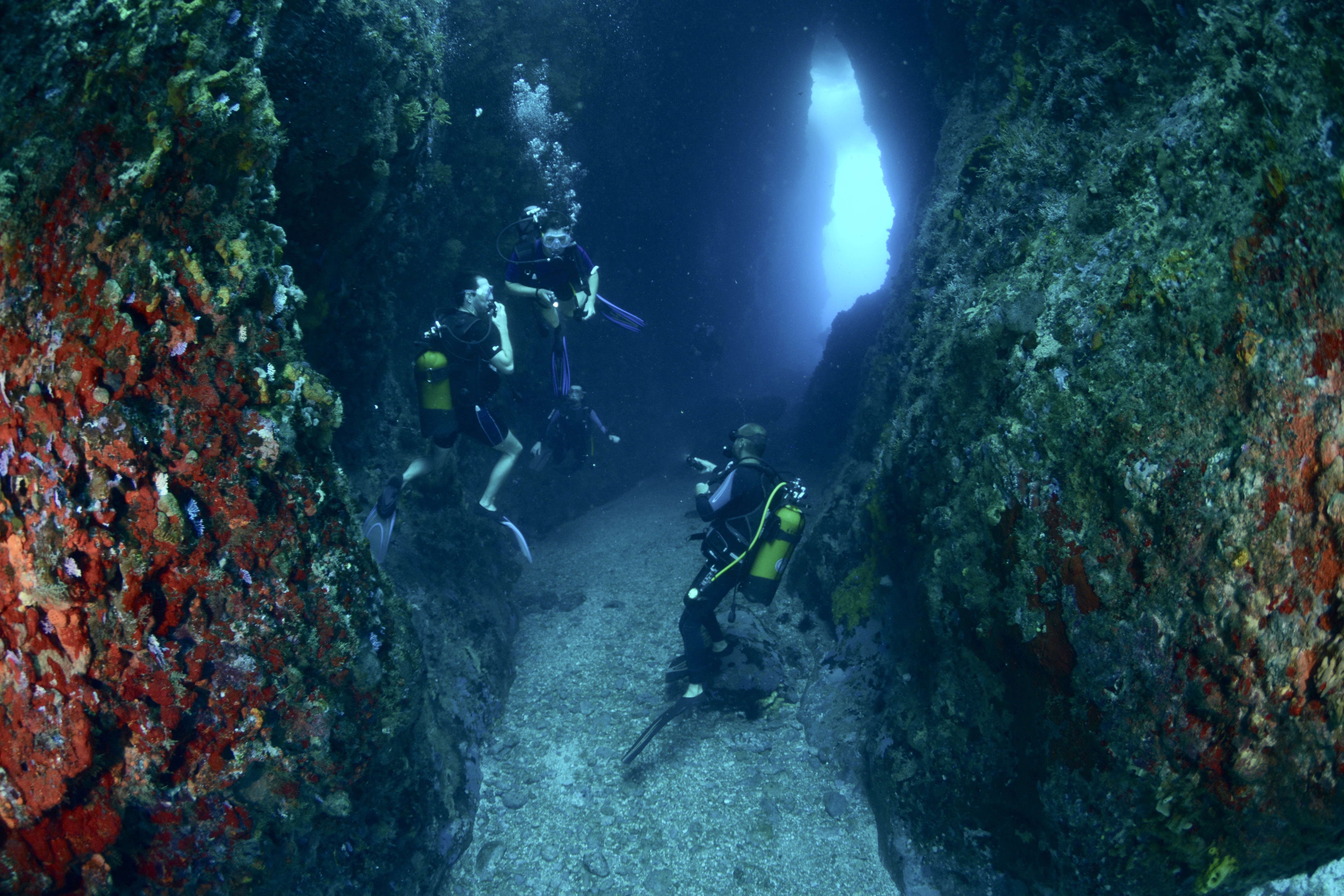 plongeurs dans la faille du rocher- DSC club de plongée au Diamant